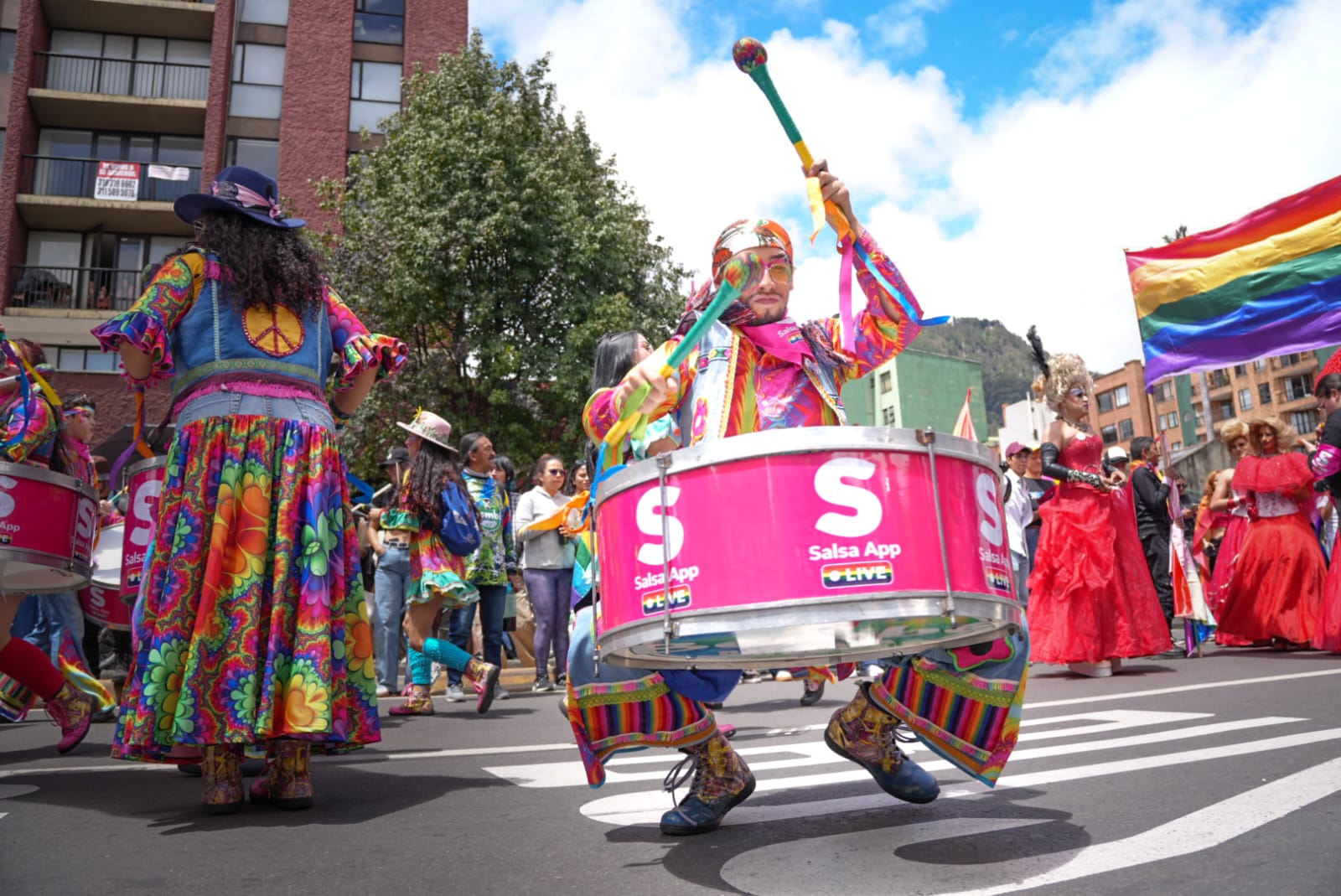 Foto de una persona en la marcha interpretando un istrumento musical