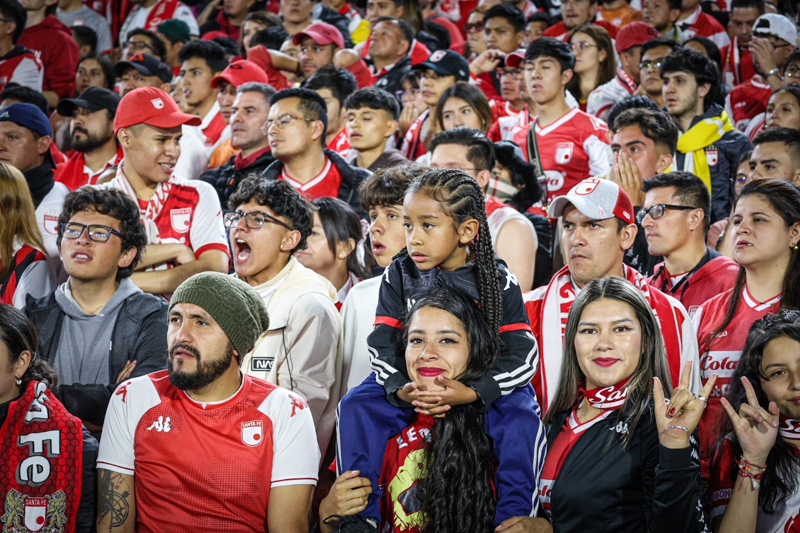 Foto de una familia en la tirbuna alentando a Santa Fe