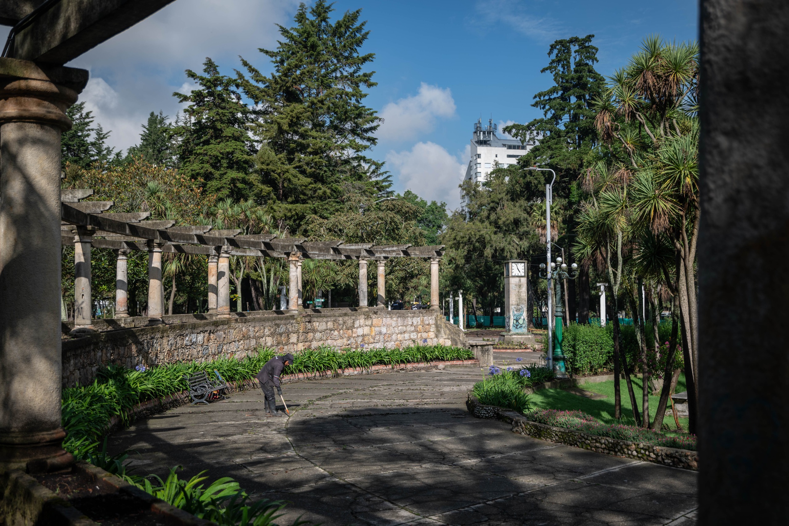 Foto de funcionario de Aguas de Bogotá limpiando el pasto montado sobre los corredores del parque
