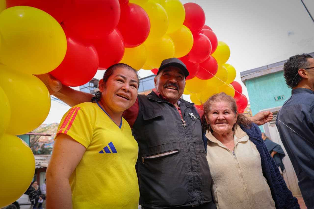 Foto de tres personas dos mujeres y un hombre sonriendo