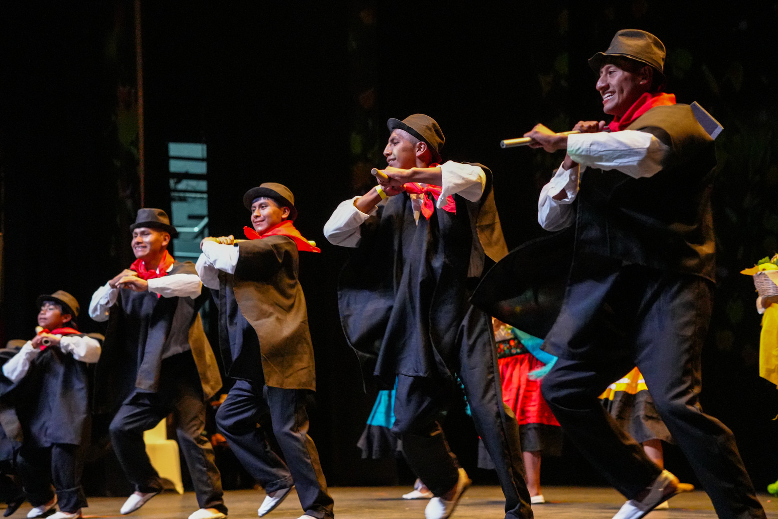 Foto de cinco hombres indígenas bailando