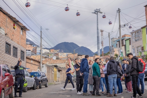 Foto del barrio Villa de los Alpes donde se encuentrar reunidos vecinos y de fondo se aprecia el TransMiCable