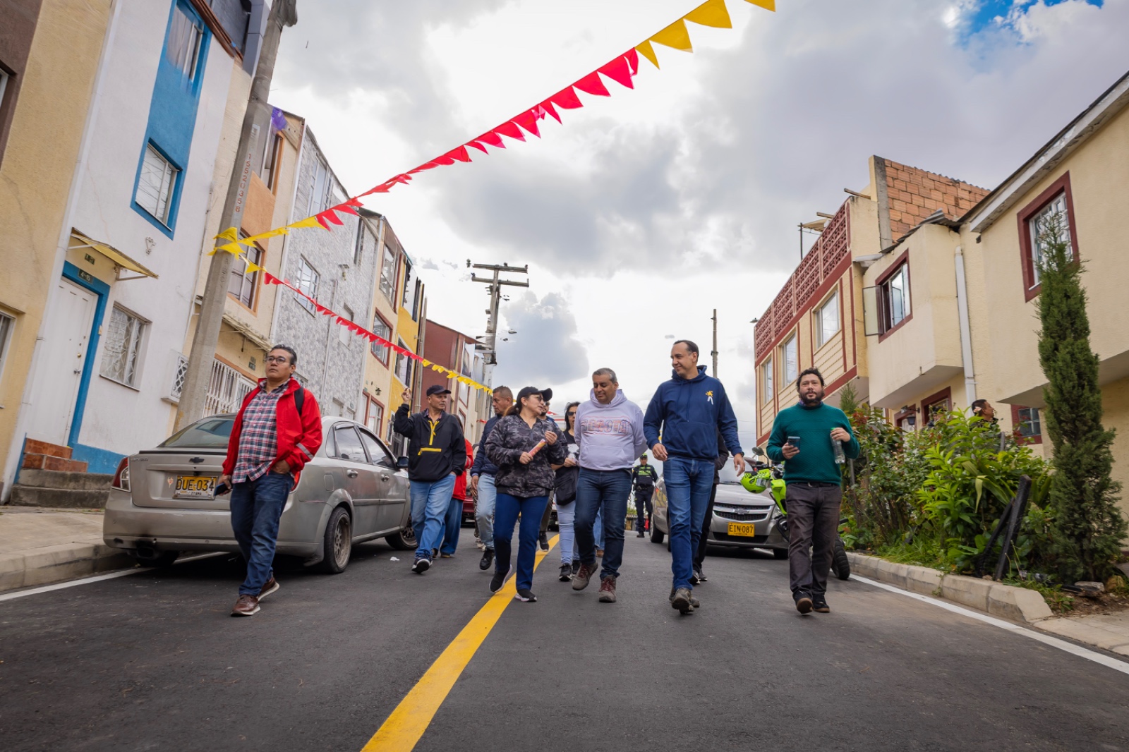 Foto donde aparecen los vecinos caminando junto a los funcionarios de la alcaldía local de San Cristóbal y la Secretaria Distrital de Gobierno