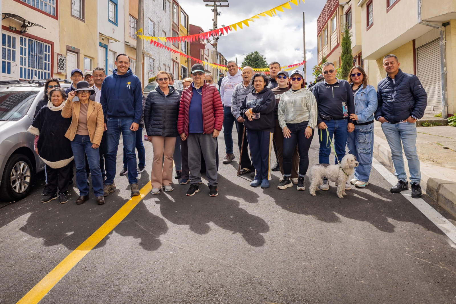 Foto donde aparecen los vecinos junto a los funcionarios de la alcaldía local de San Cristóbal y la Secretaria Distrital de Gobierno
