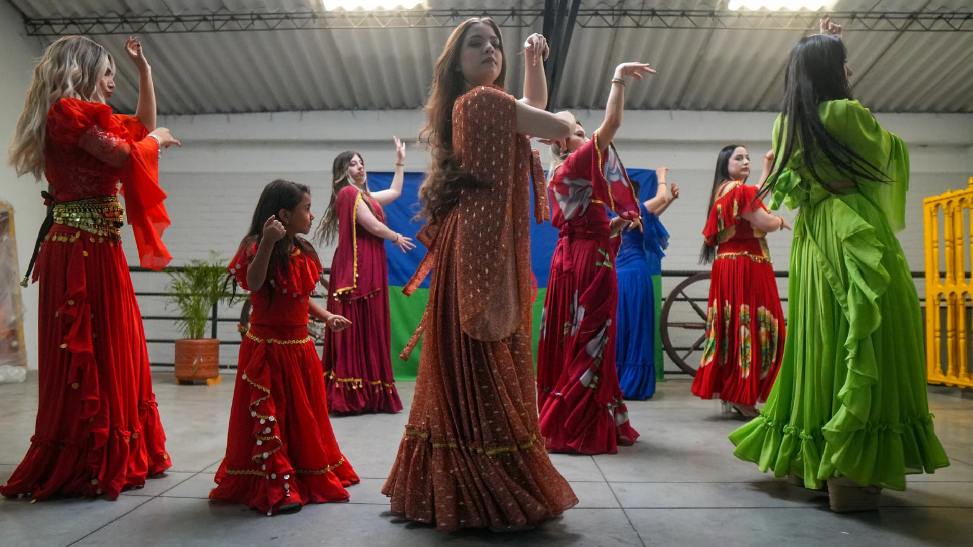 Foto de varias mujeres del pueblo Rrom realizando un baile característico
