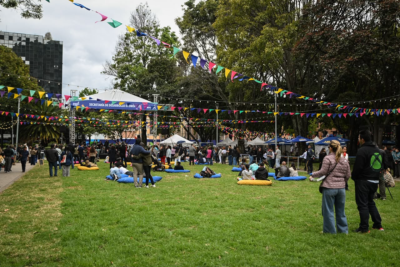 Foto panoramica del parque donde se aprecian las personas en el evento