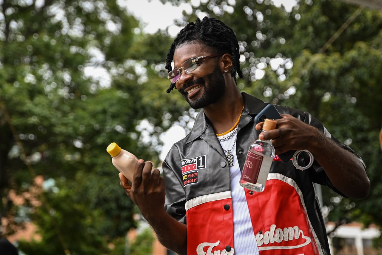 Foto de un hombre raizal sonriendo 