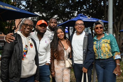 Foto de un grupo de personas pertenecientes a diversos pueblos étnicos que habitan Bogotá