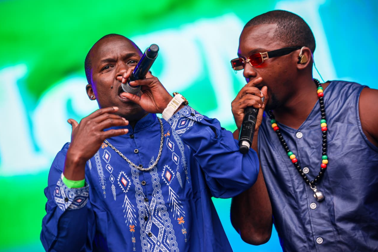 Foto de dos hombres palenqueros jovenes cantando