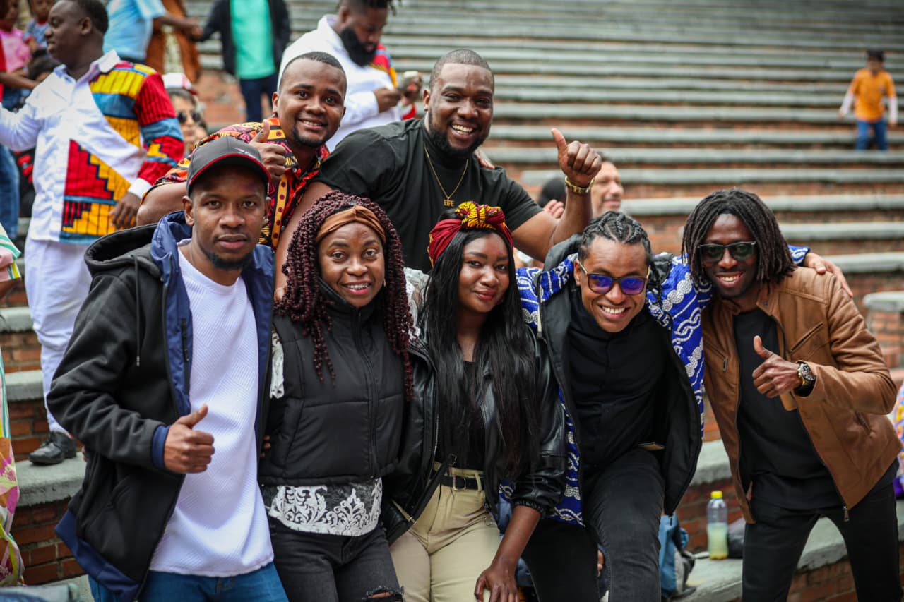 Foto de un grupo de jóvenes palenqueros sonriendo