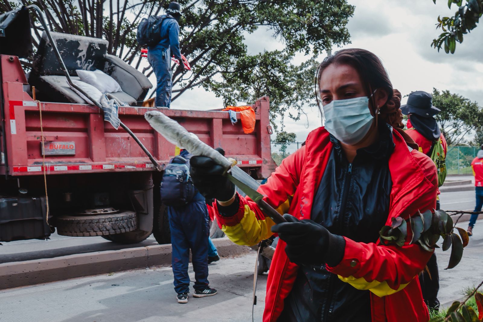 Las autoridades recogieron aproximadamente 10 metros cúbicos de residuos y materiales inservibles e incautaron dos armas blancas. Foto: alcaldía local Tunjuelito 