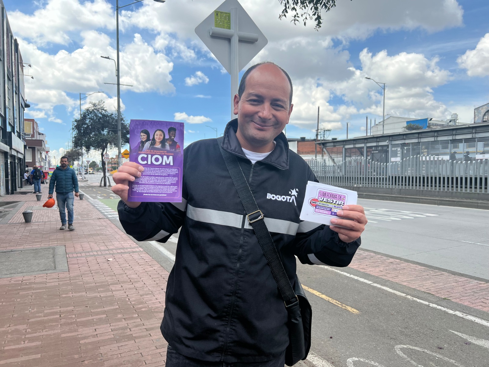 Gestor de la Alcaldía de Puente Aranda mostrando publicidad de la  Línea Púrpura