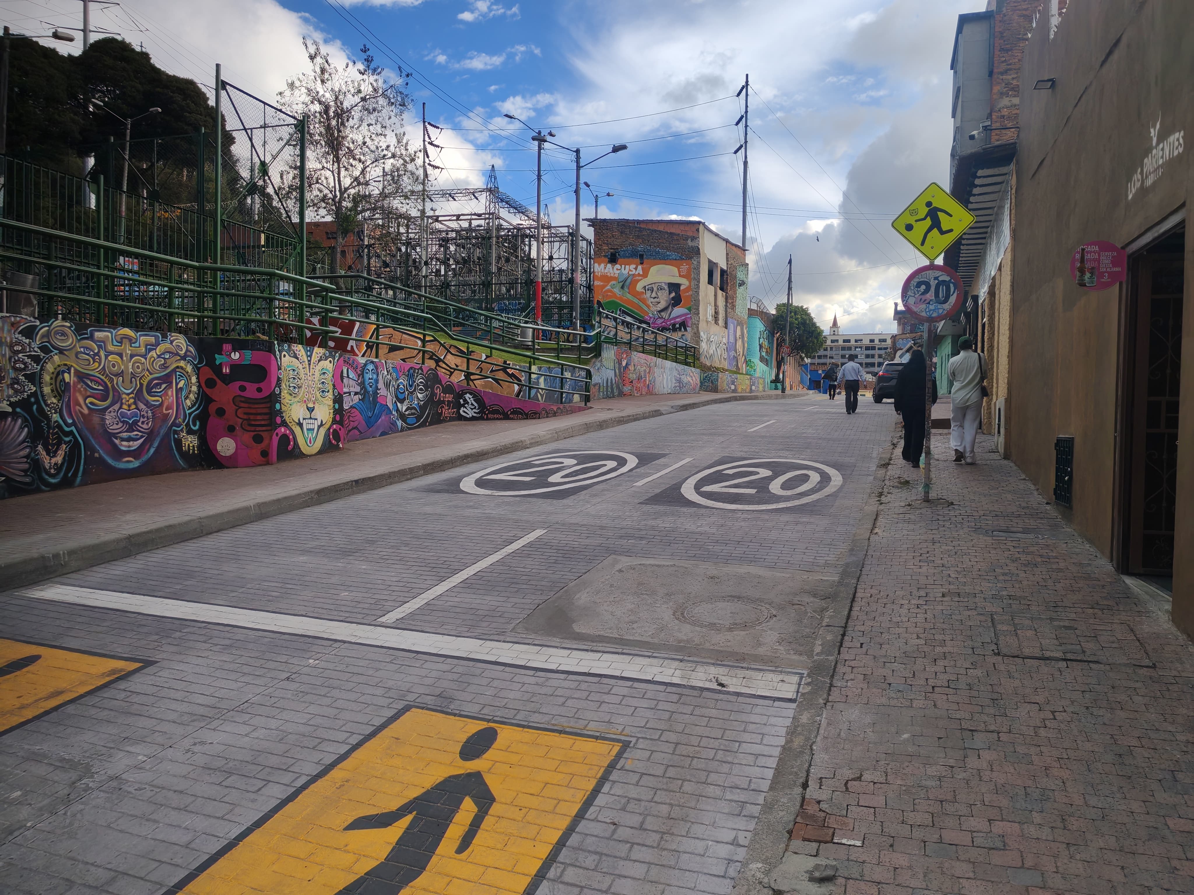 Foto de una calle recién pavimentada