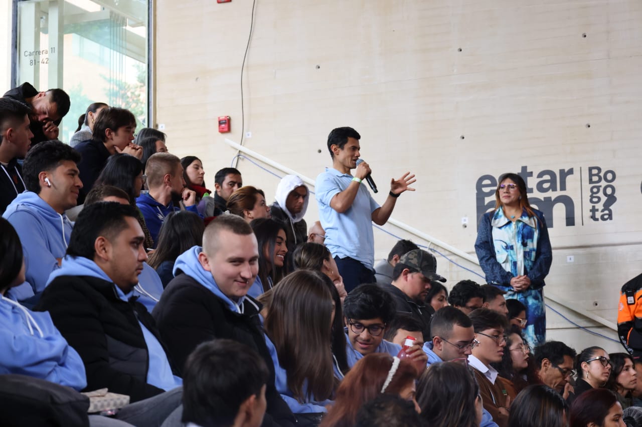 Público participando con preguntas hacia los panelistas