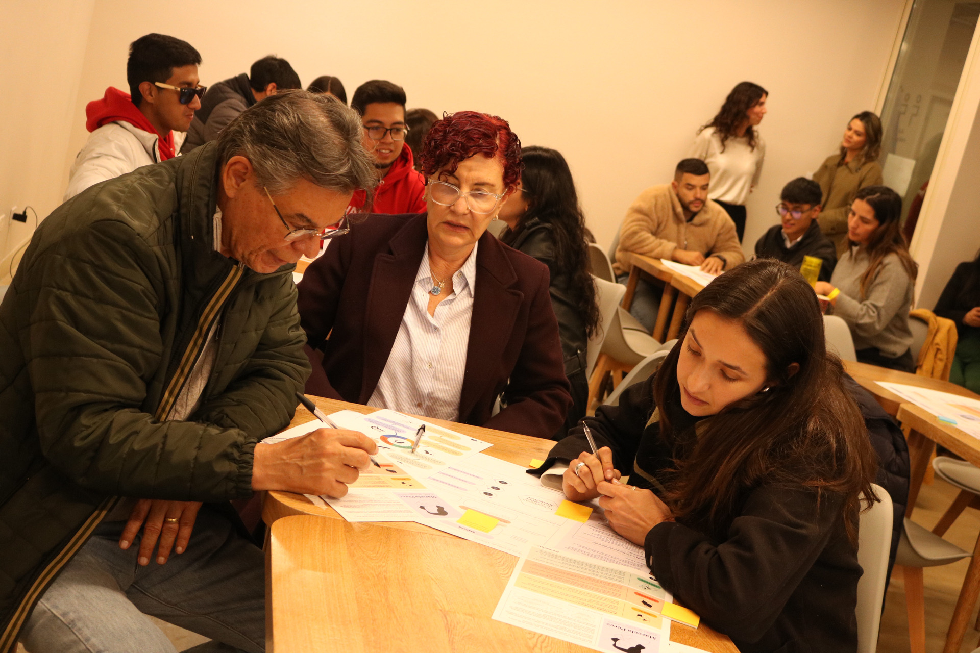 Asistentes al workshop articulando por equipos