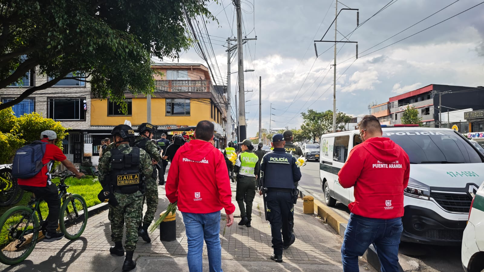 Puente Aranda llevó flores y mensajes de prevención durante la celebración del Día de la Madre