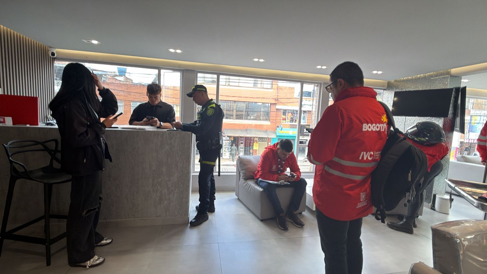 Tres cierres y cuatro comparendos dejó operativo de control a centros estéticos en Puente Aranda