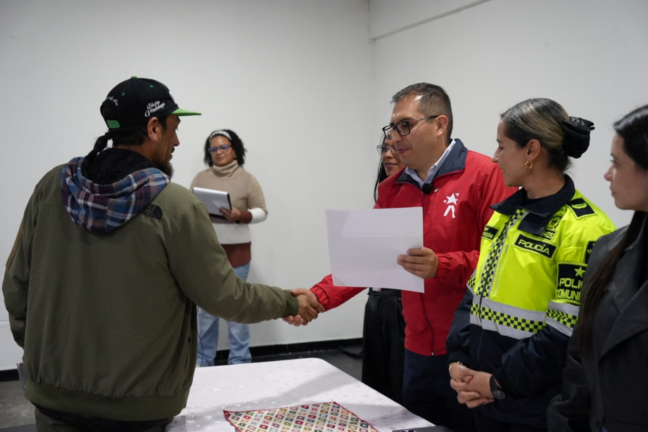 Barristas se gradúan como confeccionistas y donan camisetas a niños de la Escuela de Fútbol del barrio Cundinamarca