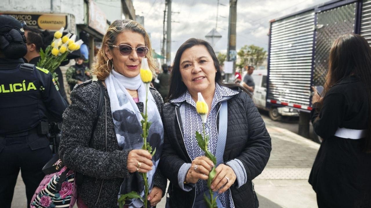 Puente Aranda llevó flores y mensajes de prevención durante la celebración del Día de la Madre