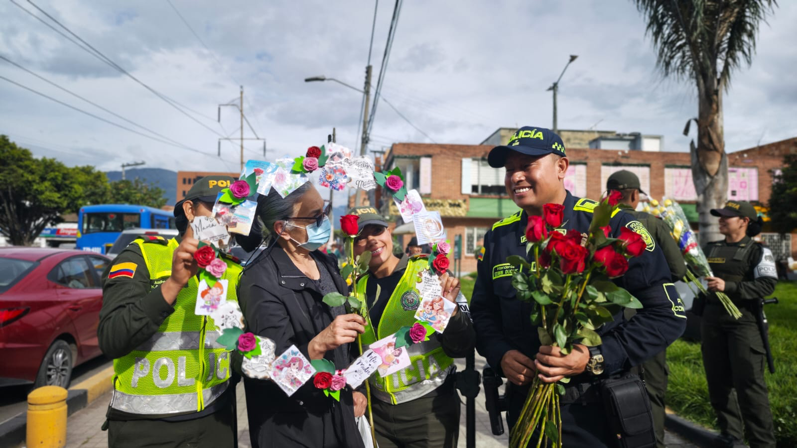 Puente Aranda llevó flores y mensajes de prevención durante la celebración del Día de la Madre