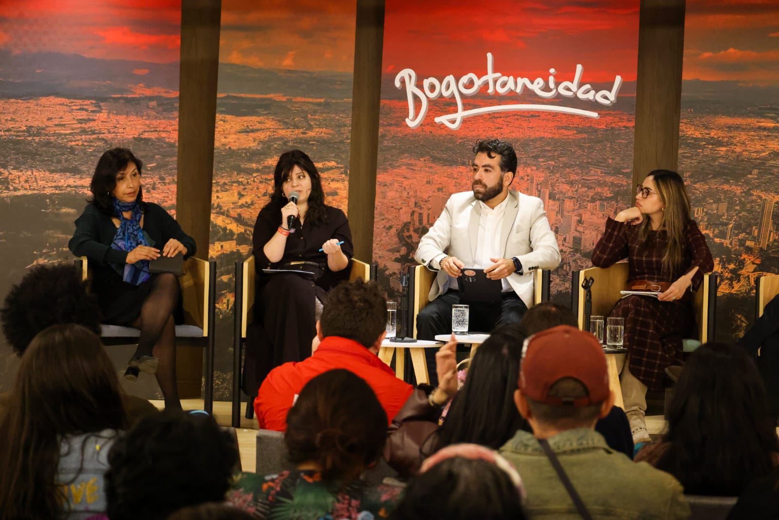 Foto del panel 1 en el Congreso de la Bogotaniedad