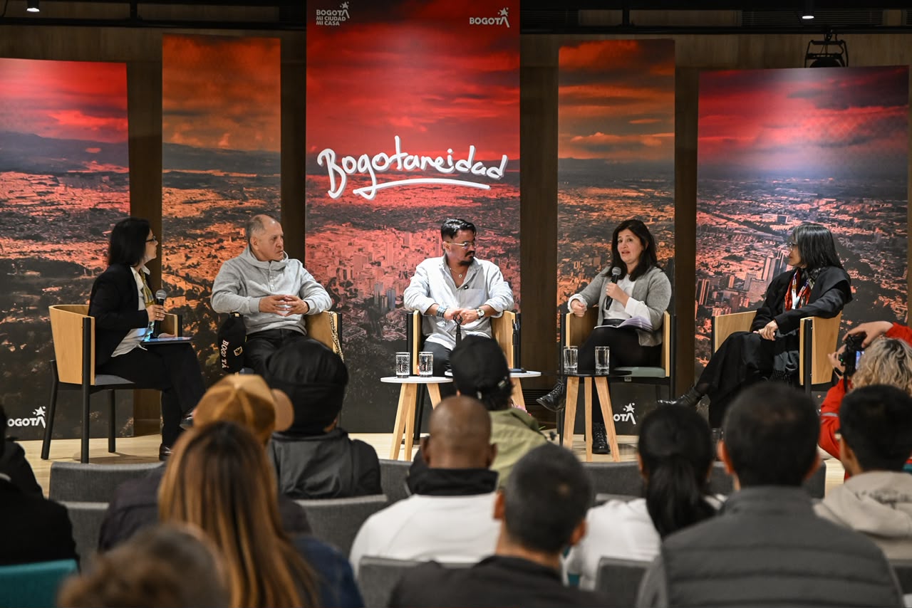 Foto de los panelistas del espacio ¿Cómo construimos un espacio público común?