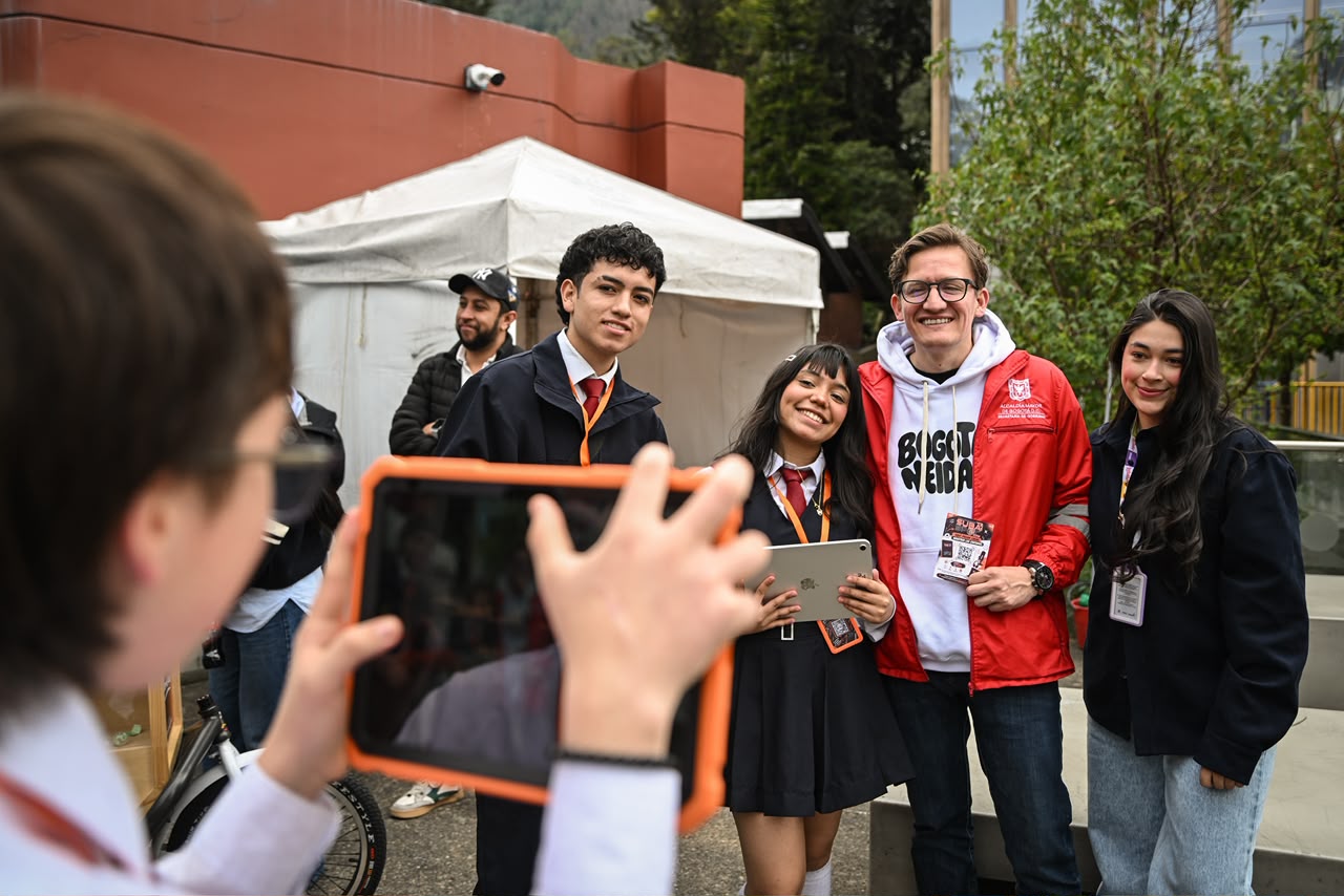 Foto de varios jóvenes tomándose una foto con Gustavo Quintero, Secretario Distrital de Gobierno