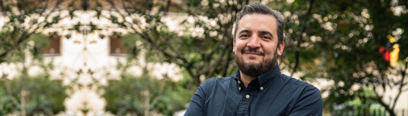 Fotografía donde aparece Carlos Aparicio sonriente 