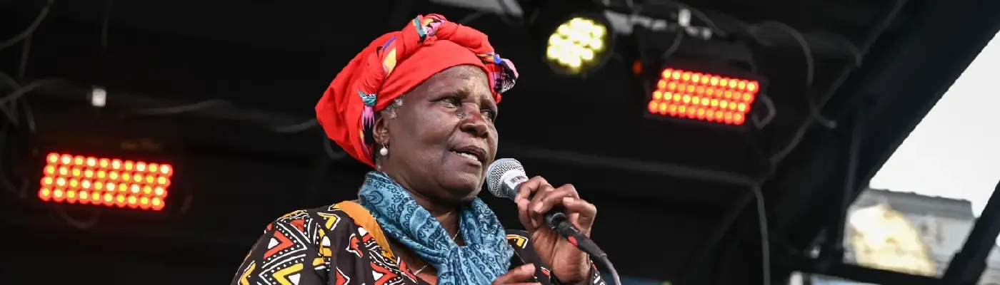 Fotografía de Virgelina Chará con un micrófono