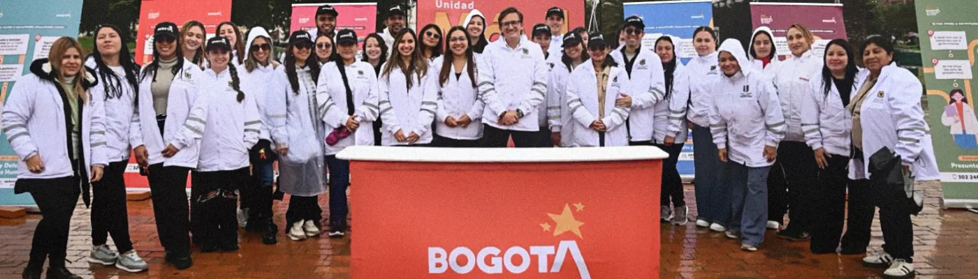 Fotografía que muestra al equipo de derechos humanos con chaquetas blancas y se ve la marca ciudad: Bogotá