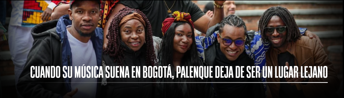 Foto de un grupo de jóvenes palenqueros sonriendo, acompañada del texto: "Cuando su música suena en Bogotá, Palenque deja de ser un lugar lejano"