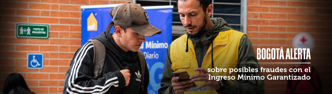 Foto de dos personas mirando un celular