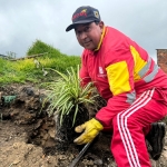 Jornada de recuperación y embellecimiento en Juan Rey II, San Cristóbal, con limpieza del espacio público, retiro de residuos y siembra de plantas.