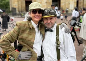 Una pareja de adultos, mujer y hombre con su vestimente cachaca posando para la foto