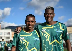 Dos jóvenes con uniforme de fútbol de las comunidades NARP sonriendo para la foto