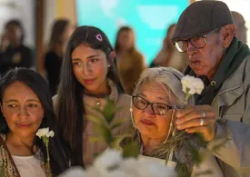 En la foto tres mujeres (adulta mayor, adulta y jóven) y un adulto mayor