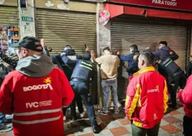 Fotografía de funcionarios de las alcaldias locales y la secretaria distrital de gobierno en operativo.