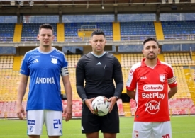 Foto del arbitro con los capitanes de Millonarios y Santa Fe