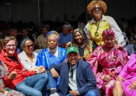 Foto de un grupo de mujeres negras y afrocolombianas acompañadas de directivos de la SDG