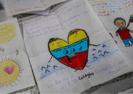 Foto de varias hojas de papel con dibujos con mensajes de esperanza