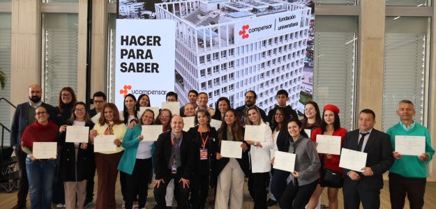 Graduandos de la primera cohorte del diplomado en IA generativa y competencias laborales del futuro