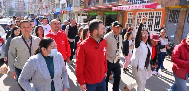 Alcalde Mayor recorriendo obras entregadas en Engativá