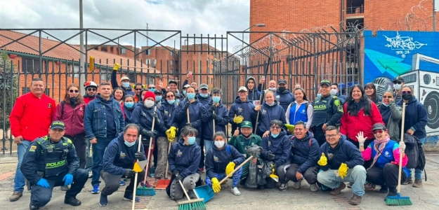 Cerca de 50 habitantes del sector y colaboradores de entidades distritales participaron en una jornada comunitaria de recuperación del espacio público.