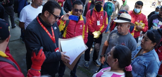 Comunidad reunida con los funcionarios locales 