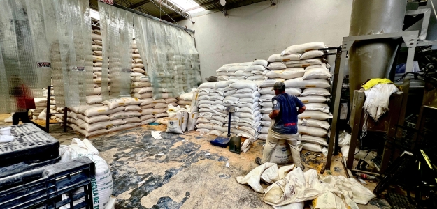 Sellan bodega de alimentos por invadir 60 m² de espacio público y afectar la movilidad
