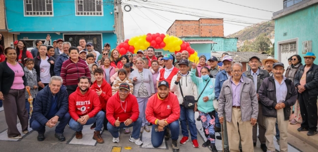 Foto de la comunidad del barrio Juan Pablo II y los funcionarios de la alcaldia local de Ciudad Bolívar