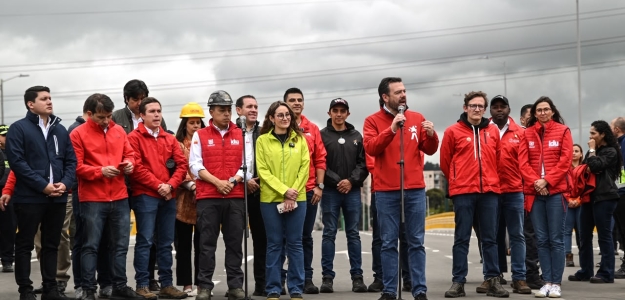 Fotografía del alcalde Carlos Fernando Galán dirigiendose a la audiencia