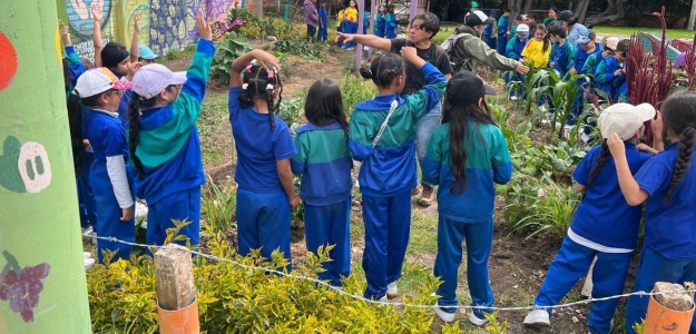Fotografía relacionada con: Estudiantes del Colegio Bernardo Jaramillo fortalecen su aprendizaje con jornada de mantenimiento de la huerta Inspiración Cordobista