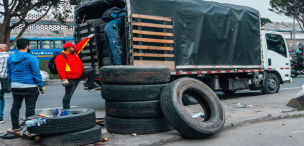 La Alcaldía Local de Tunjuelito realizó jornada de llantatón y recolectó 174 llantas en la localidad.