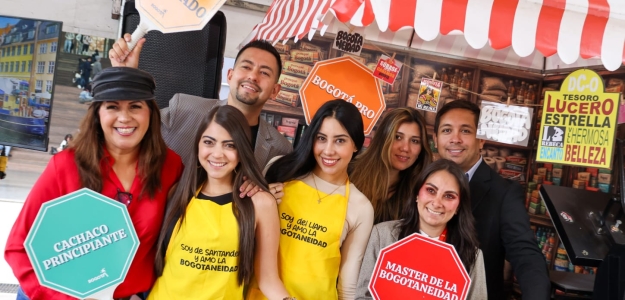 Foto de un grupo de jovenes sonreindo en el rincón de la Bogotaneidad